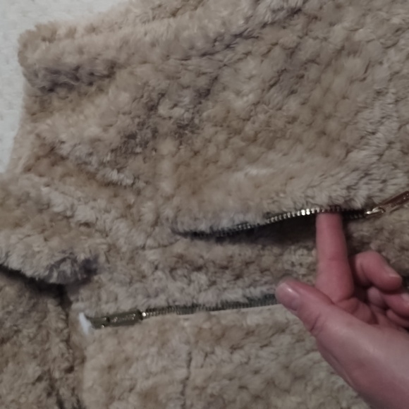 Calvin Klein tan fuzzy vest - Picture 4 of 7